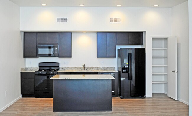 Building Photo - Modern Luxury in Central Tucson!