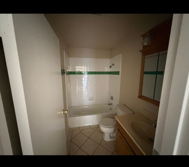 Building Photo - 158 Caldecott Ln