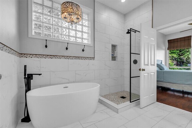 Building Photo - 923 Paradise Ln