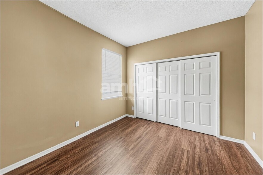 Building Photo - 922 Lake Biscayne Way
