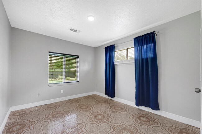Building Photo - 1613 Wycliffe Dr