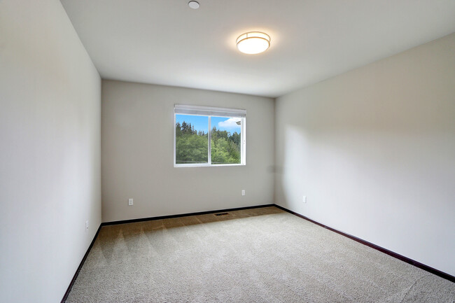 Bedroom - 5213 Glenwood Ave