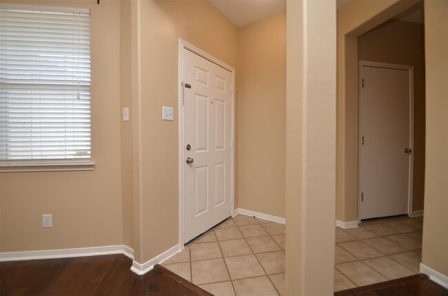 Building Photo - 2911 Meadowglen Cove