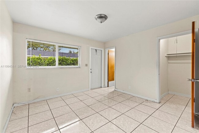 Building Photo - 6121 SW 40th Ct