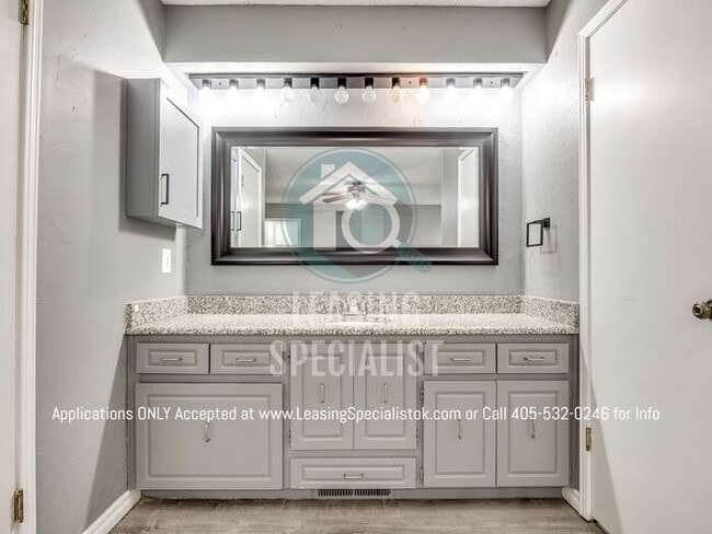 Building Photo - Warr Acres 3 Bed 2 Bath Home with a Pool!!