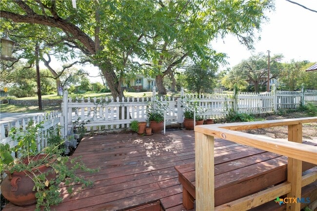 Building Photo - 620 Rogers St