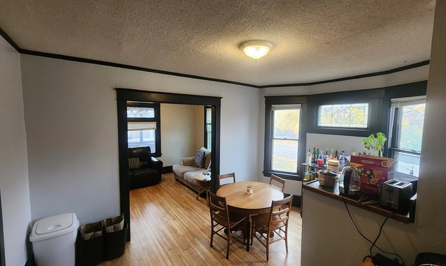 Building Photo - 1822 Roblyn Ave