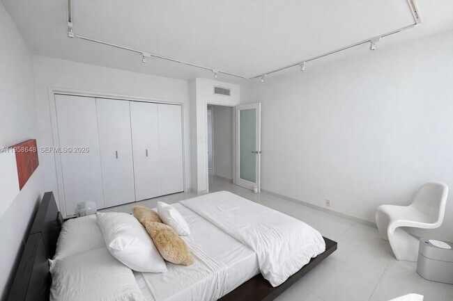 Building Photo - 1000 West Ave