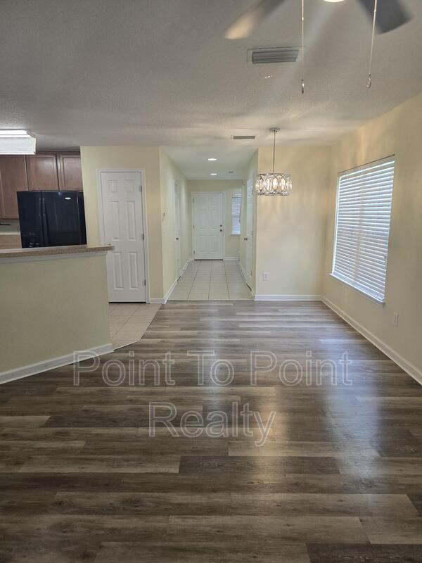 Building Photo - 811 Black Cherry Dr S