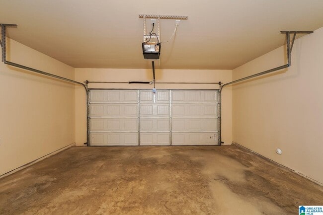 Building Photo - 525 Clover Cir