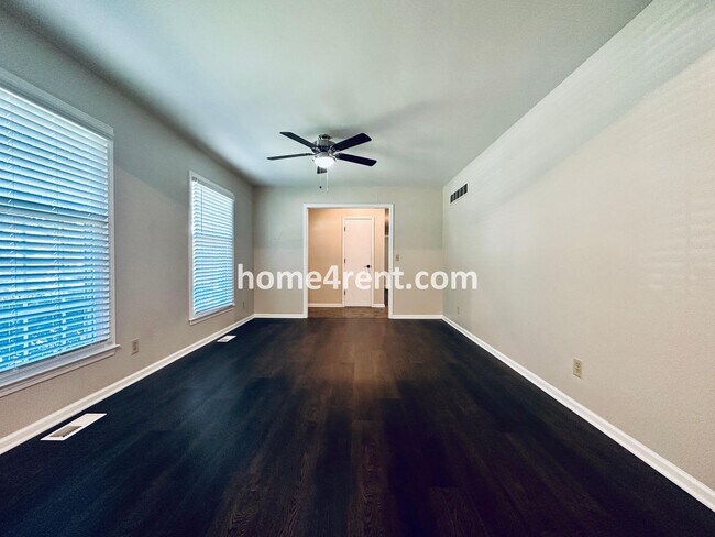 Building Photo - Cozy Ranch Home in Shawnee w/ Plenty of Natural Light, Wood Floors Throughout and an Updated Kitc...