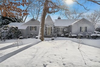 Building Photo - 232 Round Hill Rd