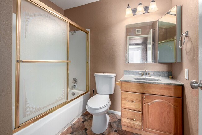 Building Photo - Charming 2-Bed Townhome with Community Poo...