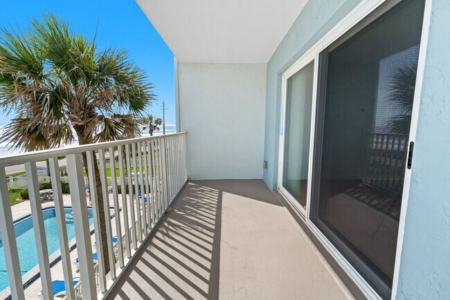 Building Photo - Oceanfront 2 Bedroom Condo with Stunning Views