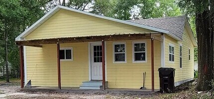 Building Photo - 1 Bedroom Efficiency Available - Saint Clo...