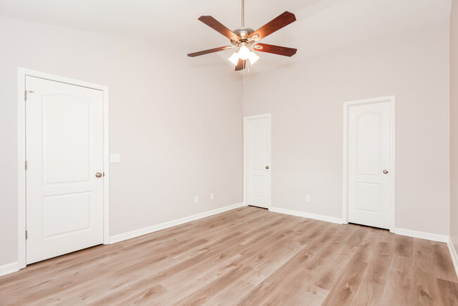 Building Photo - 204 Ravenridge Ct
