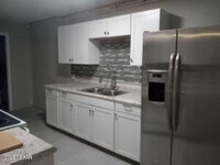 Building Photo - 530 Park Dr