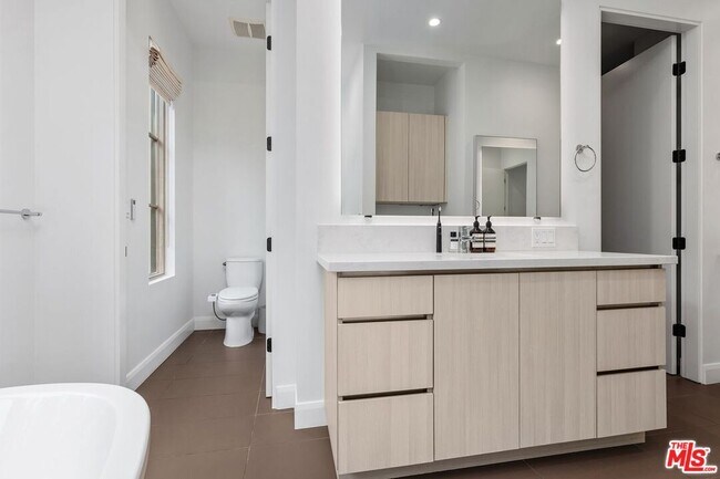 Building Photo - 1251 N Formosa Ave