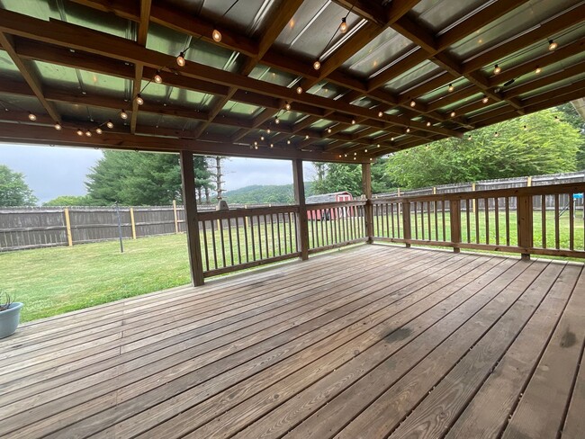Building Photo - 3 bedroom/2 bath brick home in W. Morristown.