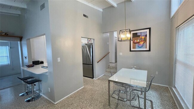 Building Photo - 2832 Bay St