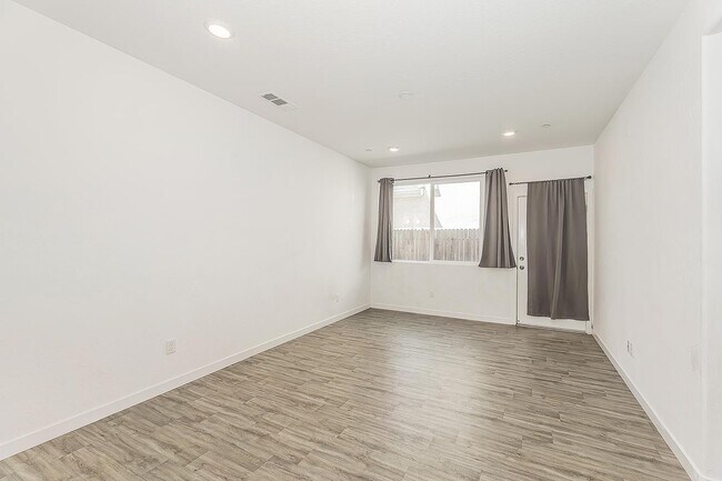 Building Photo - 2844 N Vahe Ave