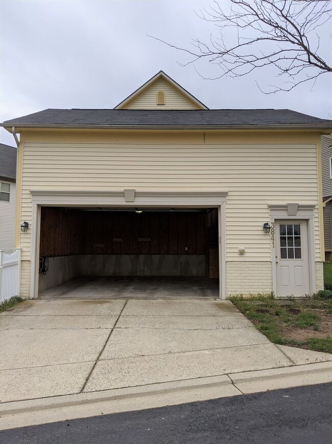Building Photo - Single Family Home in Established Urbana H...
