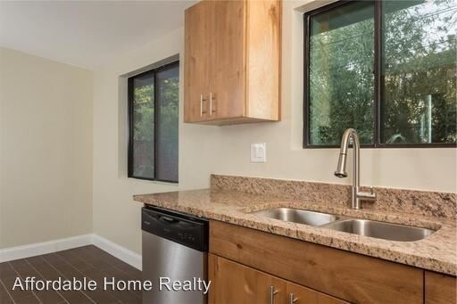 Building Photo - 1002 E Lester St