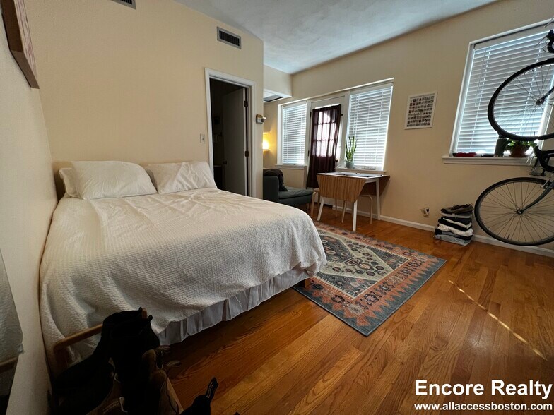 Building Photo - 32 Gordon St