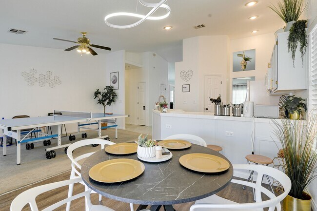 Building Photo - Fully Furnished Single-Story Gem – Spaciou...