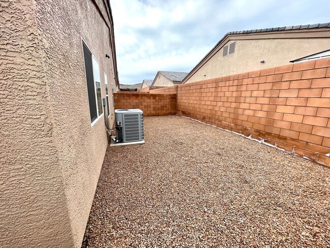 Building Photo - Beautiful 3 Bedroom Townhome Near Kingman Hospital!