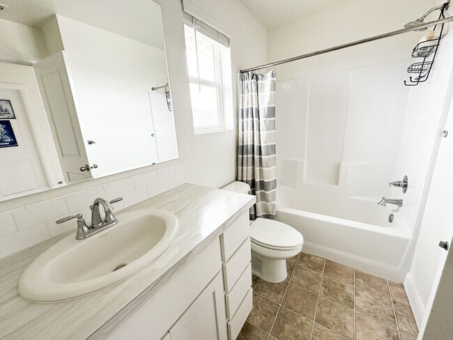 Building Photo - Welcome to this charming 3 bed 2.5 bath home just off Deer Flat and Linder Rd.