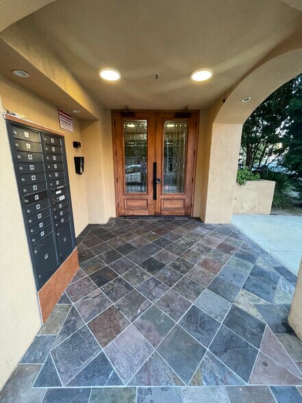 Building Photo - 5303 Satsuma Ave