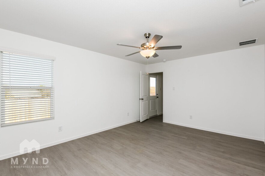 Building Photo - 2725 Ctr Crk Ln