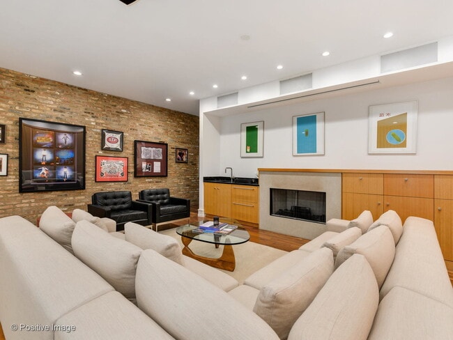 Building Photo - 1302 W Erie St