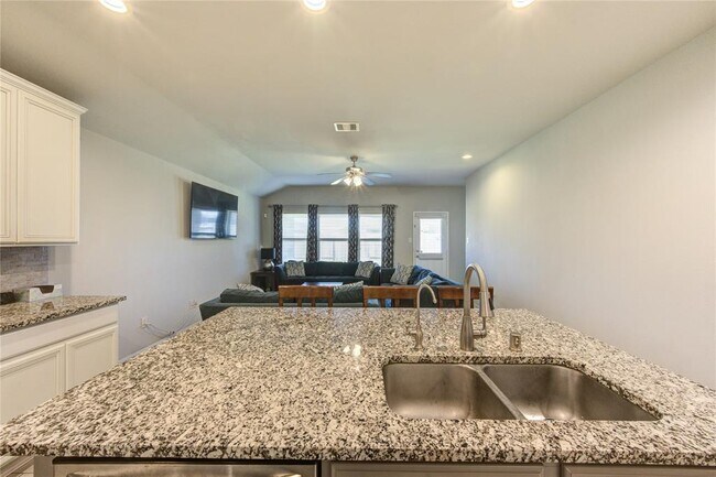 Building Photo - 9011 Hemlock Dr