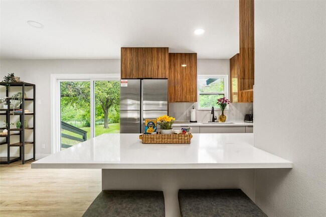 Building Photo - 11807 Oakwood Dr