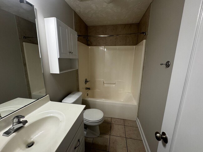 Building Photo - 3 Bedroom 2 Bath with Bonus in Hope Mills