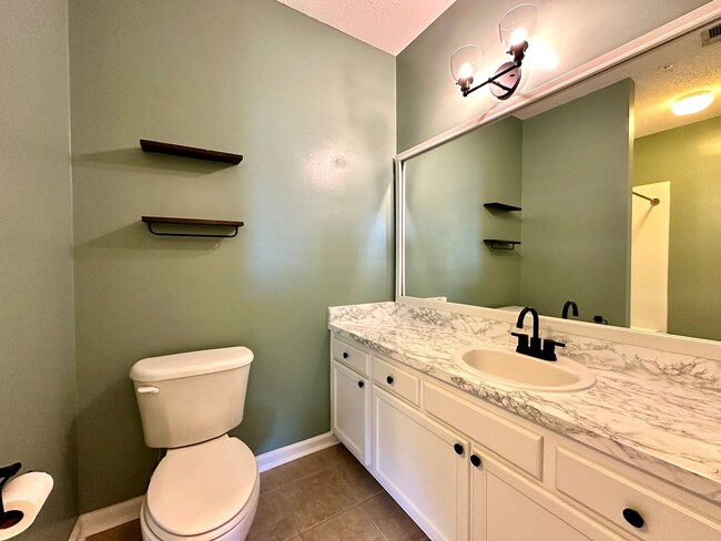 Building Photo - 2 Bedroom, 1 Bath Condo in The Concord West of the Ashley!