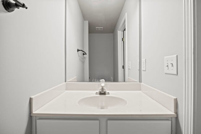 Building Photo - Spacious 3 Story Townhome Located in the Heart Raleigh! Available Now!