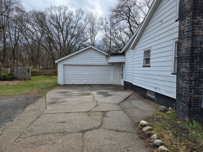 Building Photo - 1343 E. Broadway. House with basement and ...
