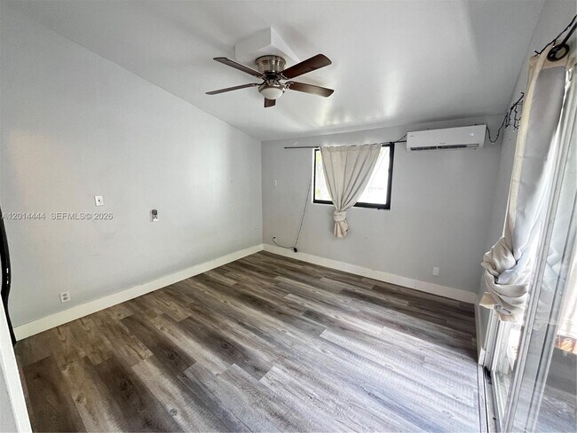 Building Photo - 1412 NE 17th Ct