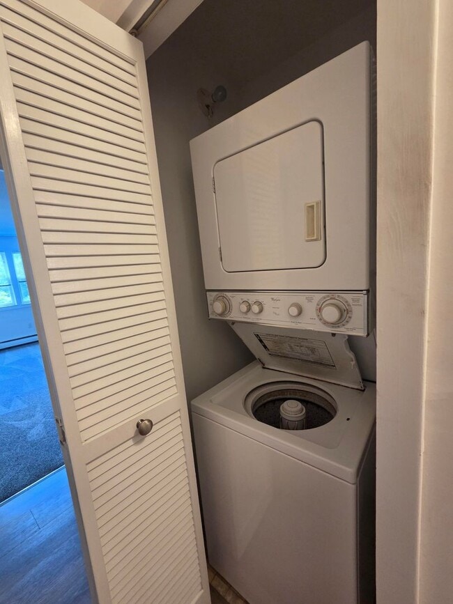 Building Photo - 2 Bed, 1 Bath Apartment