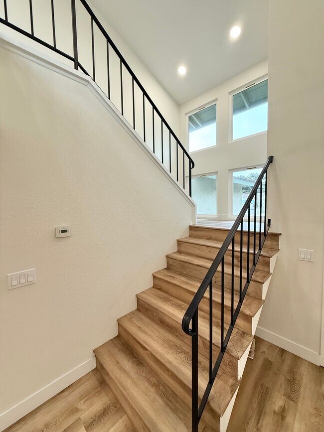 Building Photo - Spacious 5-Bedroom, 2-Bath Retreat in Quie...