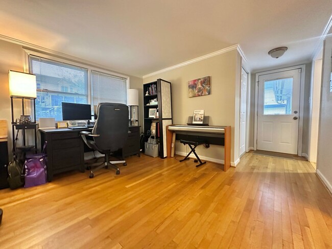 Building Photo - 3 BD, 2 BA Mid-Century Modern in Ridgewood