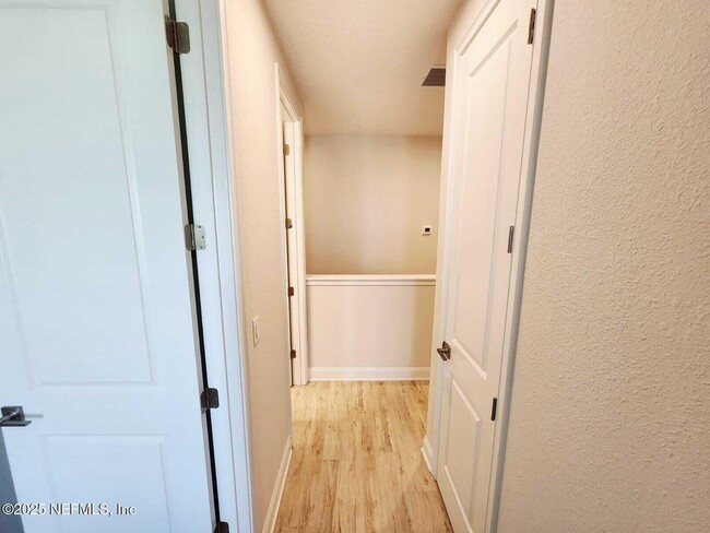 Building Photo - 541 Crestview Dr