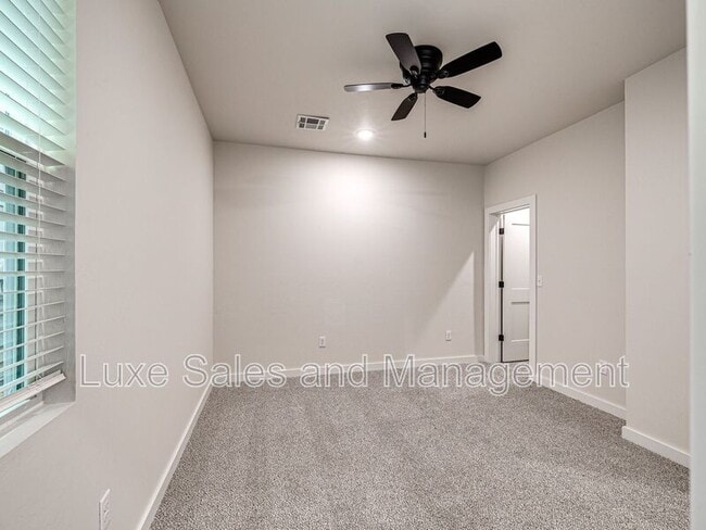 Building Photo - 618 W 2nd St