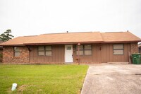 Building Photo - 516 Magnolia Dr
