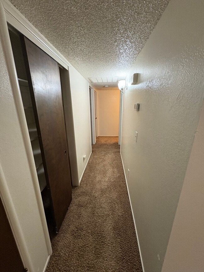 Building Photo - SW Visalia Home Available Now!