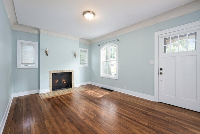 Building Photo - 455 Cedar St NE