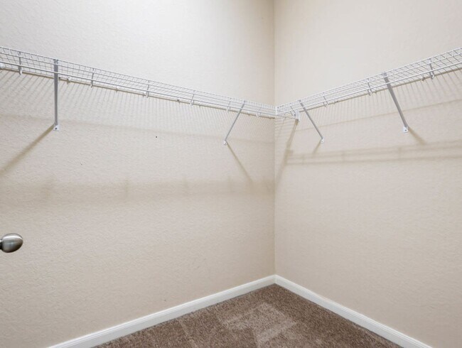 Building Photo - Charming Home Awaits: Spacious & Modern Living in a Prime Location